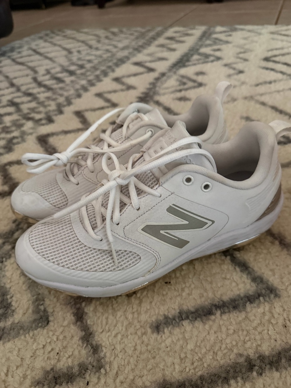 New New Balance Woman’s Lightweight White Fastpirch Cleats - Size 9